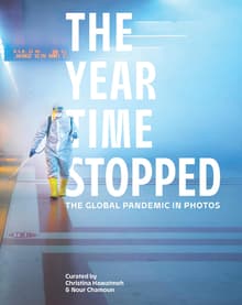 Book cover of The Year Time Stopped: The Global Pandemic in Photos