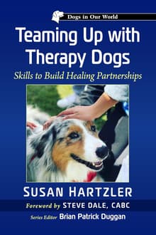 Book cover of Teaming Up with Therapy Dogs